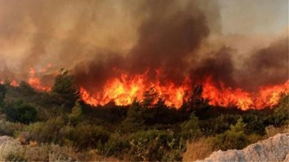 Μεγάλη φωτιά στη Ζάκυνθο -Η πυρκαγιά έχει δύο μέτωπα και απειλεί μοναστήρι